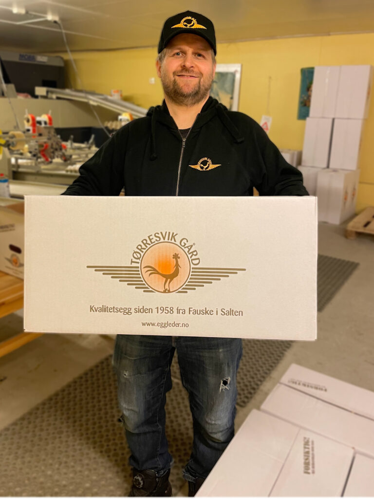 Tørresvik produserer egg fra frittgående høns oghar trådløst internett fra NKnett