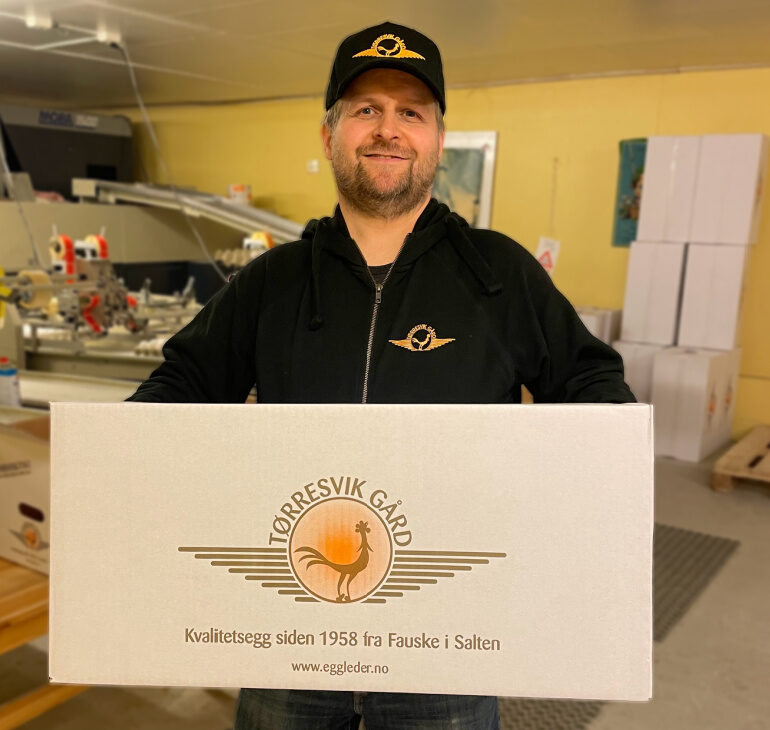 Tørresvik produserer egg fra frittgående høns oghar trådløst internett fra NKnett