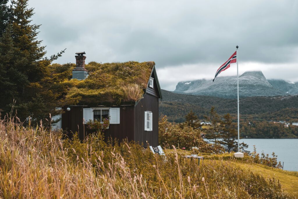 Hytte i Saltstraumen. Vi ser fjell i bakgrunnen